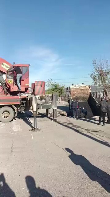 Asfalt çöktü kamyonu vinç kurtardı