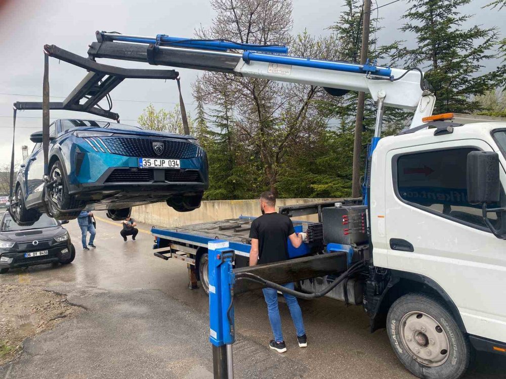 Elektrikli araçta şok! Yıldırım düştü servis çözemedi