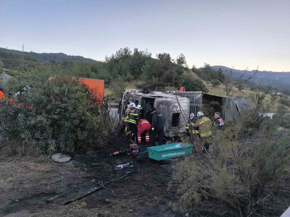 Hatay’da tır kazası: Otobanda yanan tırda 2 kişi hayatını kaybetti