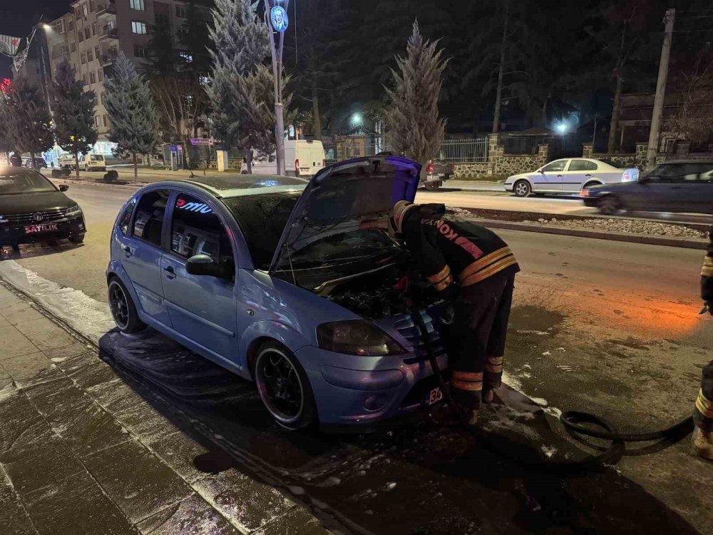 Atatürk Caddesi'nde park halindeki araç yandı