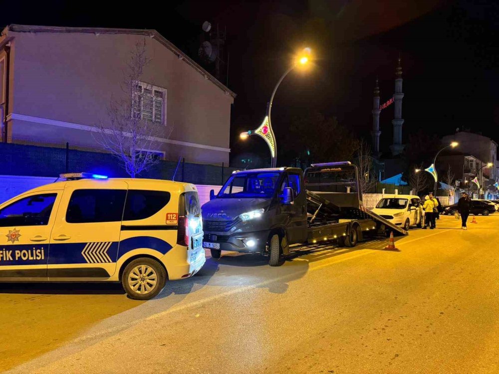 Atatürk Caddesi’nde Uygulama: Yakalamalı Araç Trafikten Alındı