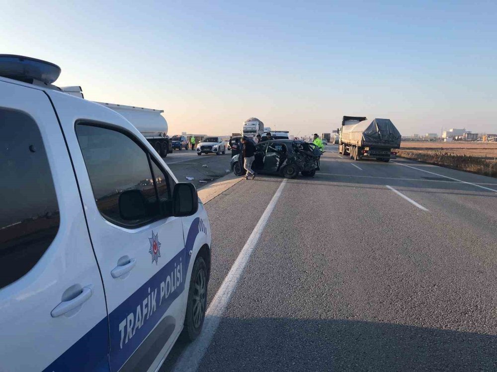 Tır otomobile çarptı ortalık yine savaş alanı