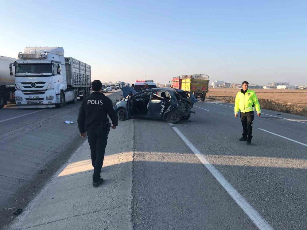 Tır otomobile çarptı ortalık yine savaş alanı