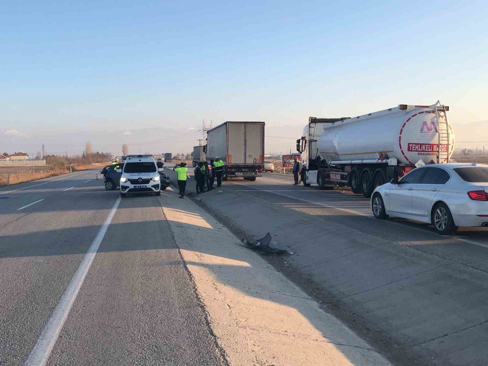 Tır otomobile çarptı ortalık yine savaş alanı