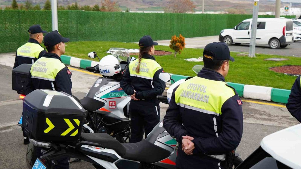 4 Bin Personelle 24 Saat Teyakkuz: Otoyol Jandarması Sahada