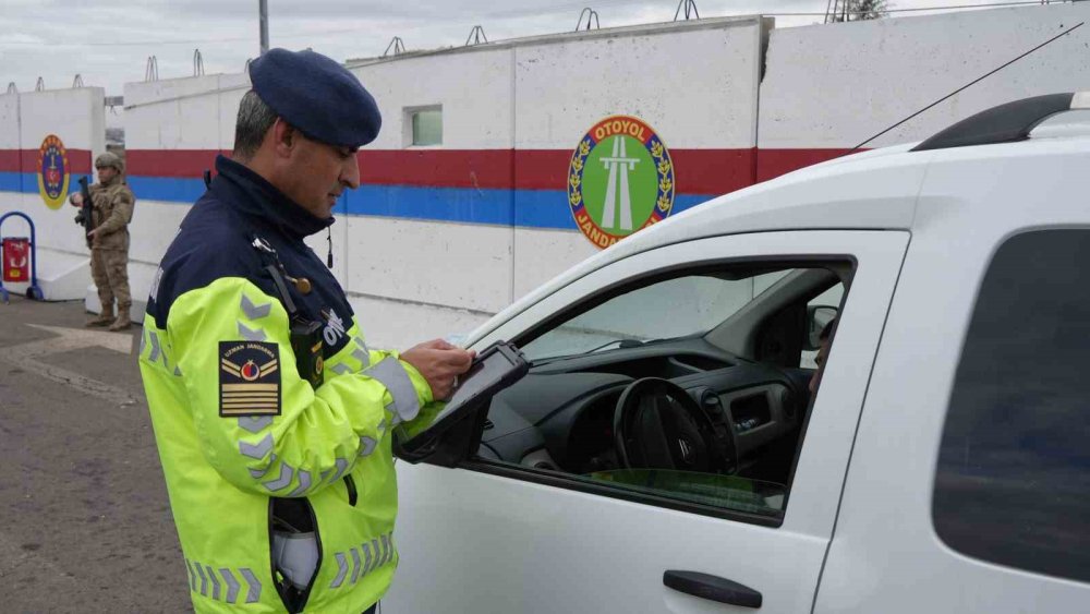 4 Bin Personelle 24 Saat Teyakkuz: Otoyol Jandarması Sahada