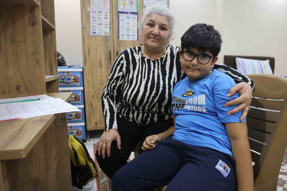Kızını ve damadını depremde kaybetti, torunlarına annelik yapıyor