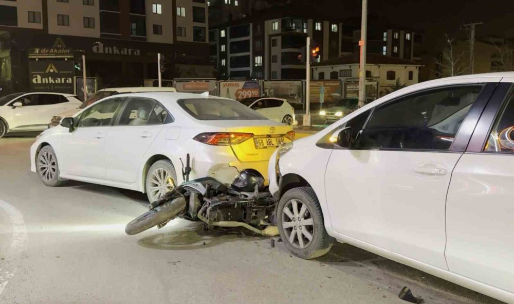 Kavşakta zincirleme kaza: Olan motosikletliye oldu