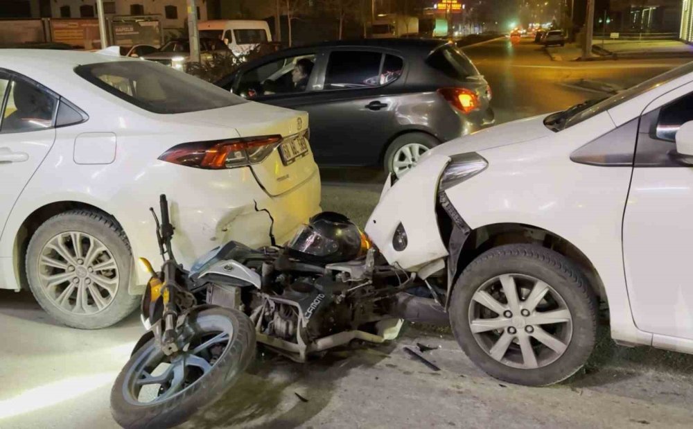 Kavşakta zincirleme kaza: Olan motosikletliye oldu