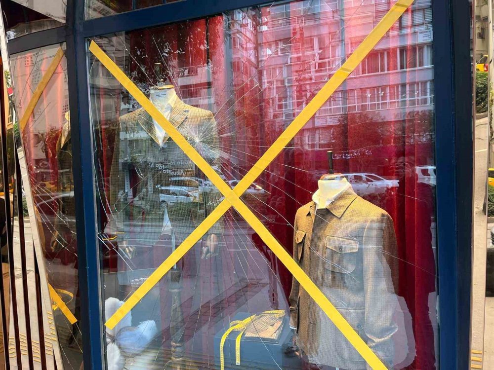 Vitrin camını kafa atarak kırdı, ertesi gün özür diledi