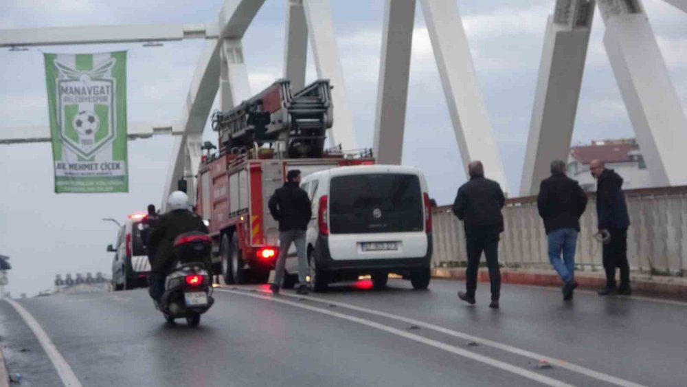 Boynunda ip, elinde bıçakla köprüye çıktı! 7. kez ikna edildi