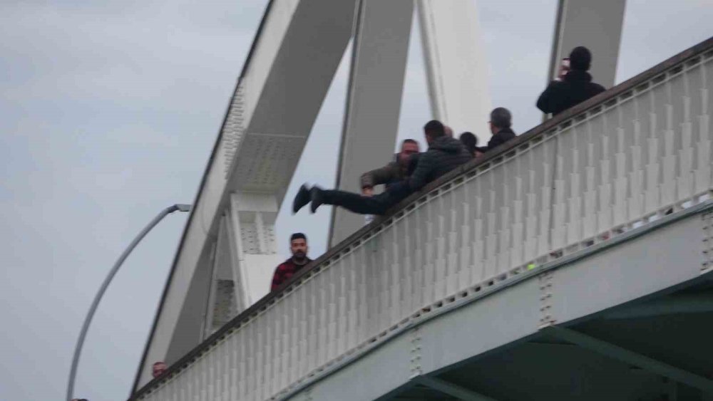 Boynunda ip, elinde bıçakla köprüye çıktı! 7. kez ikna edildi