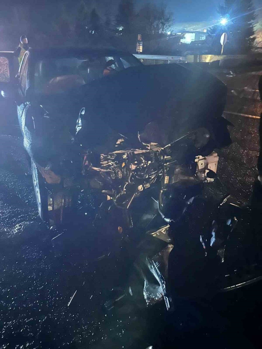 Dinlenme tesisinden çıkan otomobil, çarptığı tırı devirdi