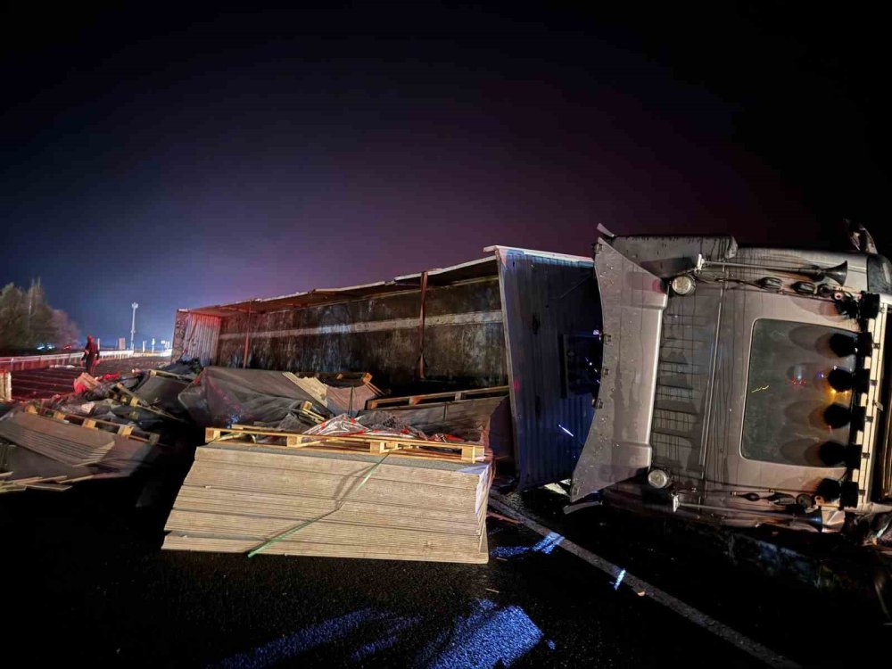 Dinlenme tesisinden çıkan otomobil, çarptığı tırı devirdi