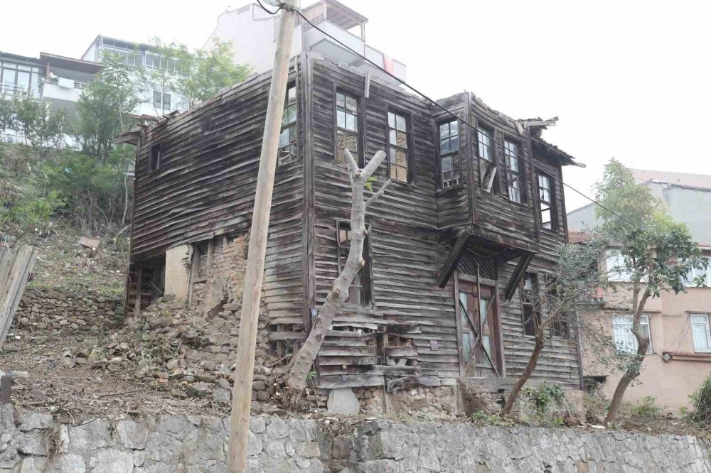 Hulusi Kentmen’in evi "yılan hikayesine" döndü