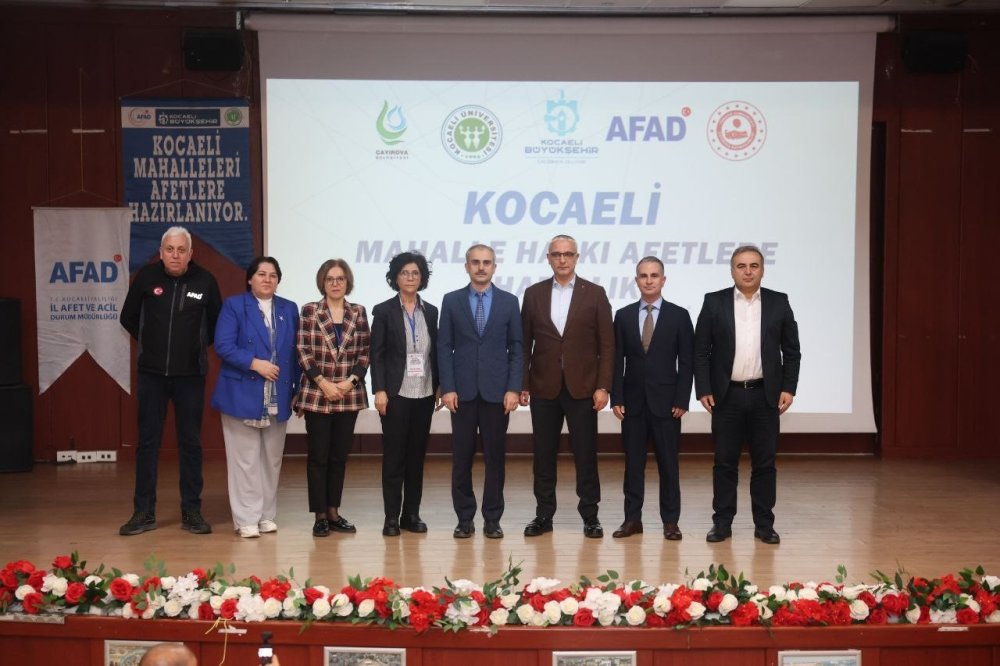 Teori var ya pratik? Deprem bölgesindeki şehirde afete hazırlık için salona toplandılar