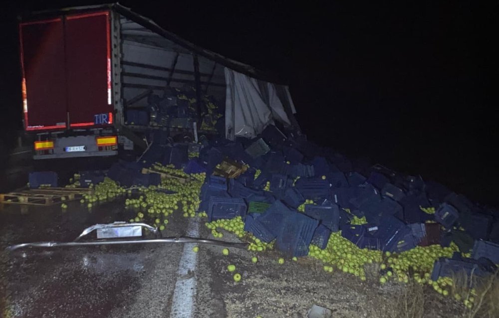 Beyşehir’de Yağmur Kazası! Tır Makasladı, Elmalar Yola Saçıldı