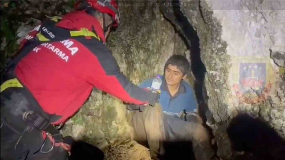 Dağda mahsur kalan gencin yardım çağrısı kum ocağında duyuldu
