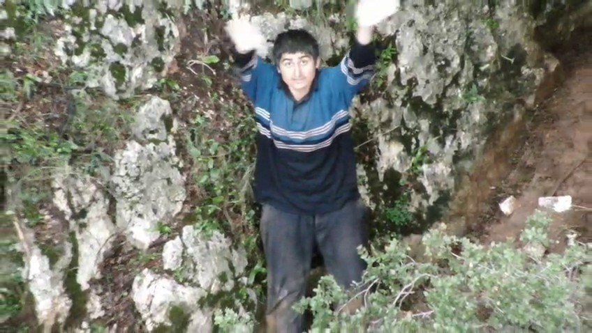 Dağda mahsur kalan gencin yardım çağrısı kum ocağında duyuldu