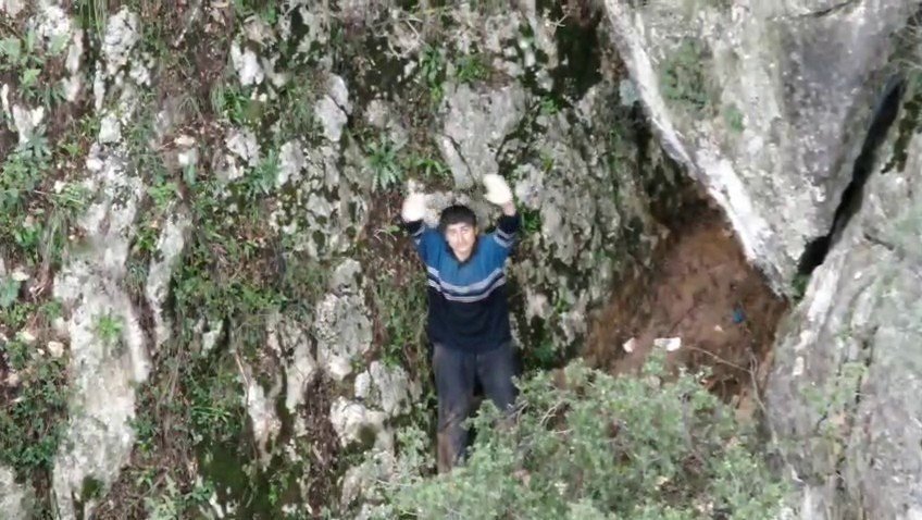 Dağda mahsur kalan gencin yardım çağrısı kum ocağında duyuldu