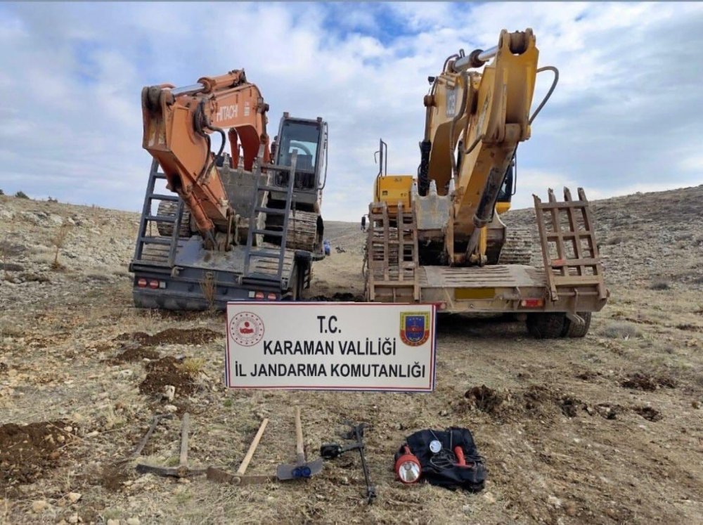 Kepçeyle tarihi eser ararken jandarmaya yakalandılar