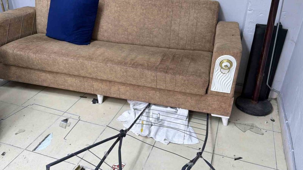 Berberde traş olurken otomobil çarptı