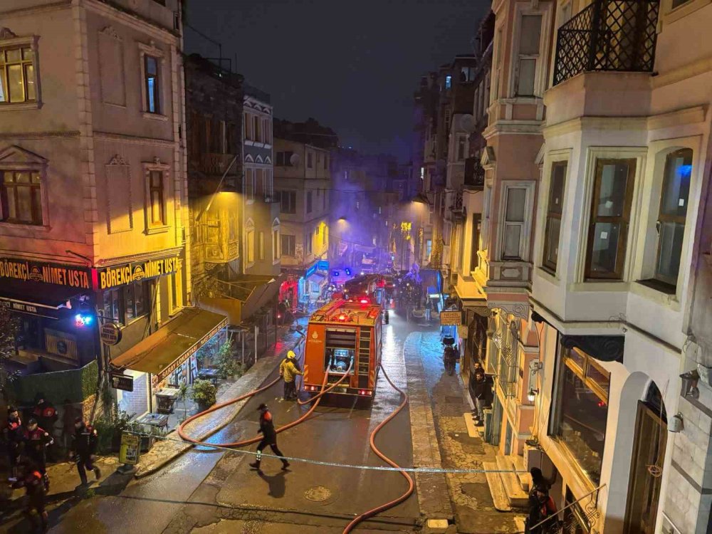 Beyoğlu'nda hareketli anlar! Yangın büyüdü 2 kişi çatıya kaçtı