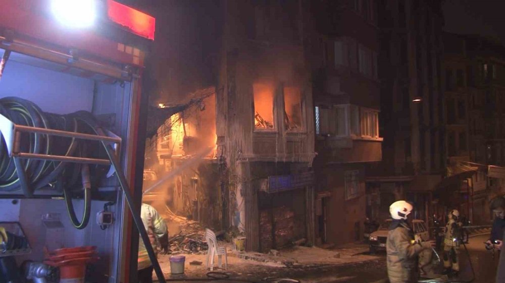 Beyoğlu'nda hareketli anlar! Yangın büyüdü 2 kişi çatıya kaçtı