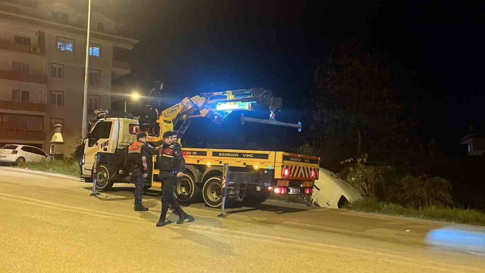 Çıplaklı'da hareketli anlar! Vinç gelip çıkardı