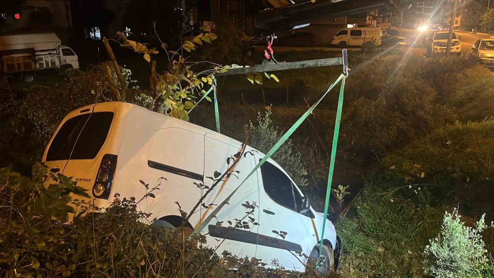 Çıplaklı'da hareketli anlar! Vinç gelip çıkardı