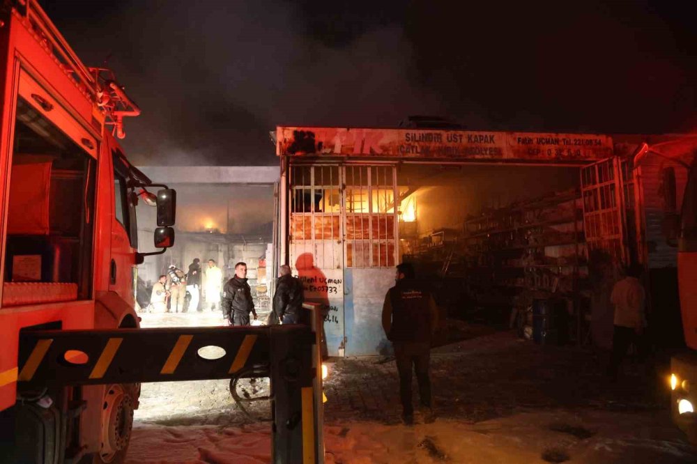 Hatay Sanayi Sitesi'nde yangın! 9 dükkan yandı