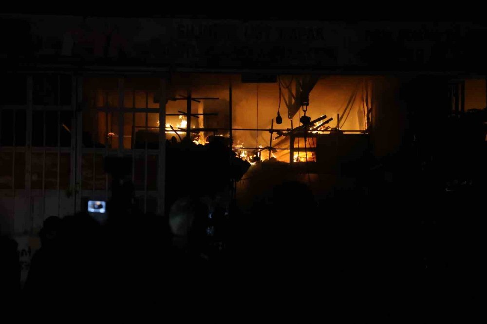 Hatay Sanayi Sitesi'nde yangın! 9 dükkan yandı