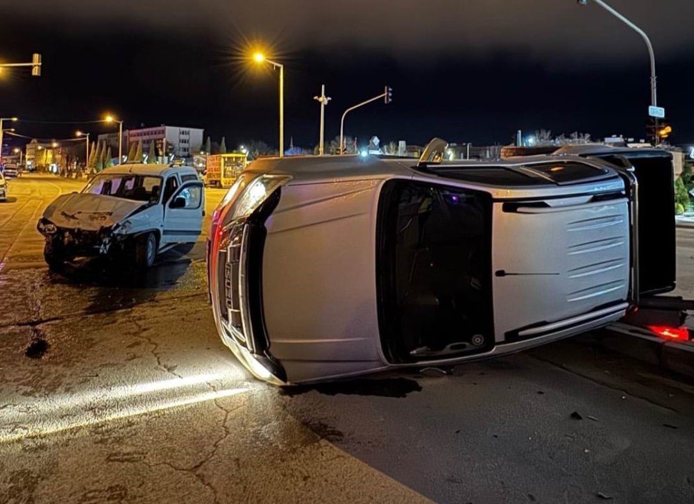İki kamyonet çarpıştı birinin tabanı gökyüzünü gördü