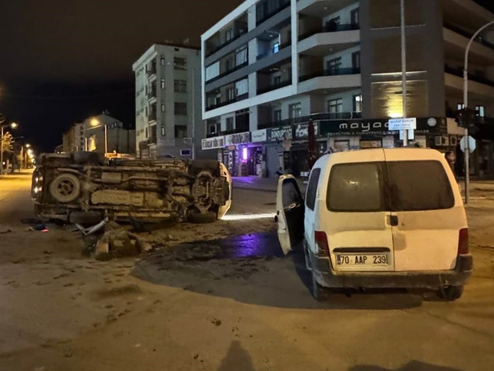 İki kamyonet çarpıştı birinin tabanı gökyüzünü gördü