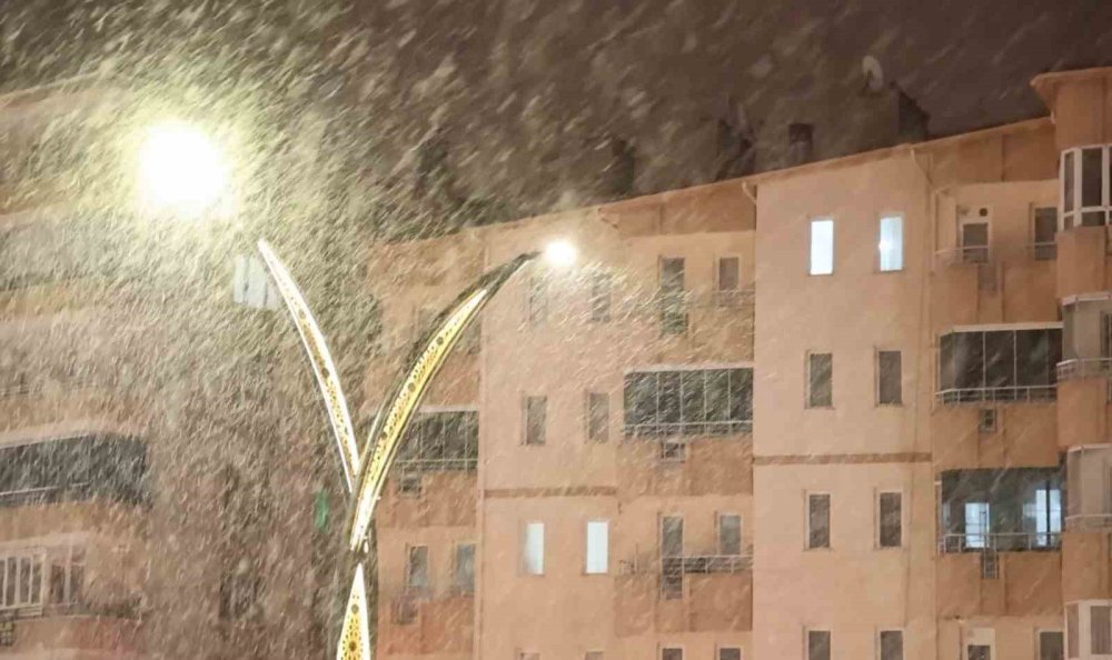 Akşam bastıran kar kentleri beyaza bürüdü