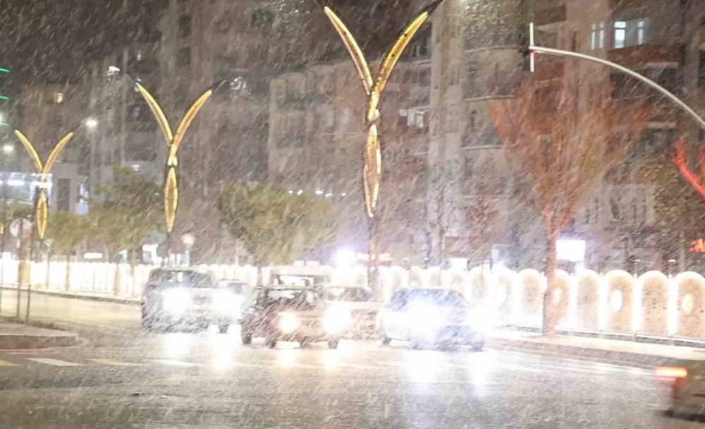 Akşam bastıran kar kentleri beyaza bürüdü