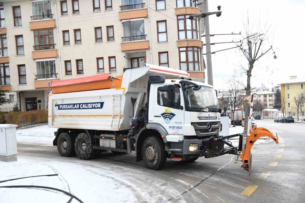 Ankara'da makinalar sokaklara indi