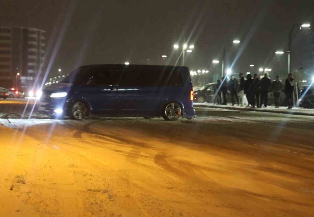 Kar yağdı, şehir pisti açıldı: Driftçiler yine sahnede