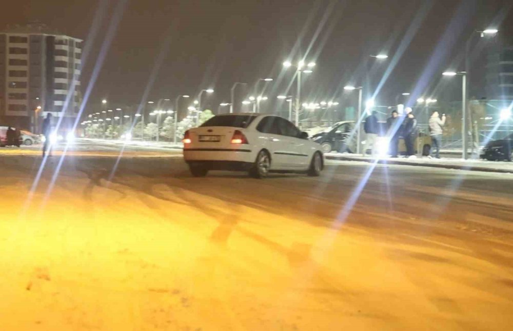 Kar yağdı, şehir pisti açıldı: Driftçiler yine sahnede