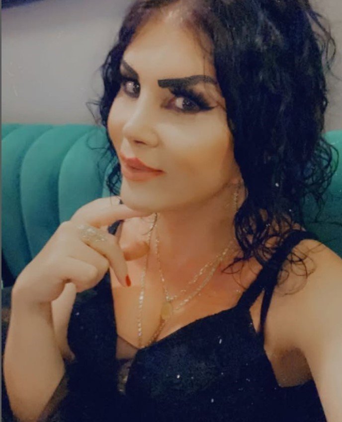 Masanın üzerindeki bardağı alıp başına vurdum