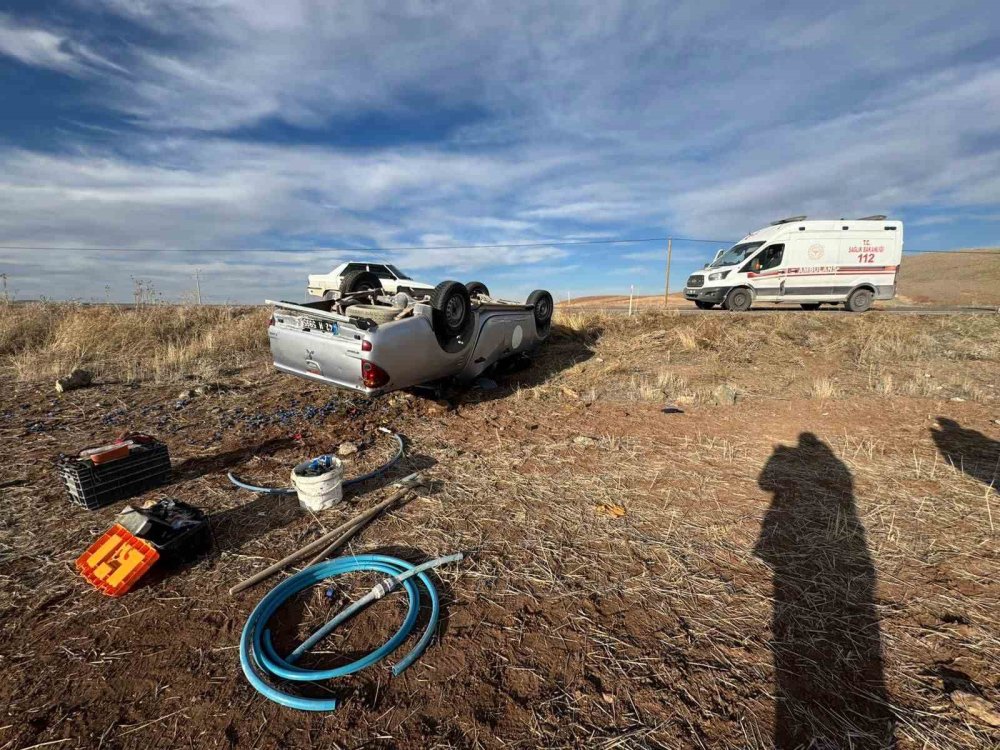 Belediye kamyoneti takla attı, 3 personel yaralandı