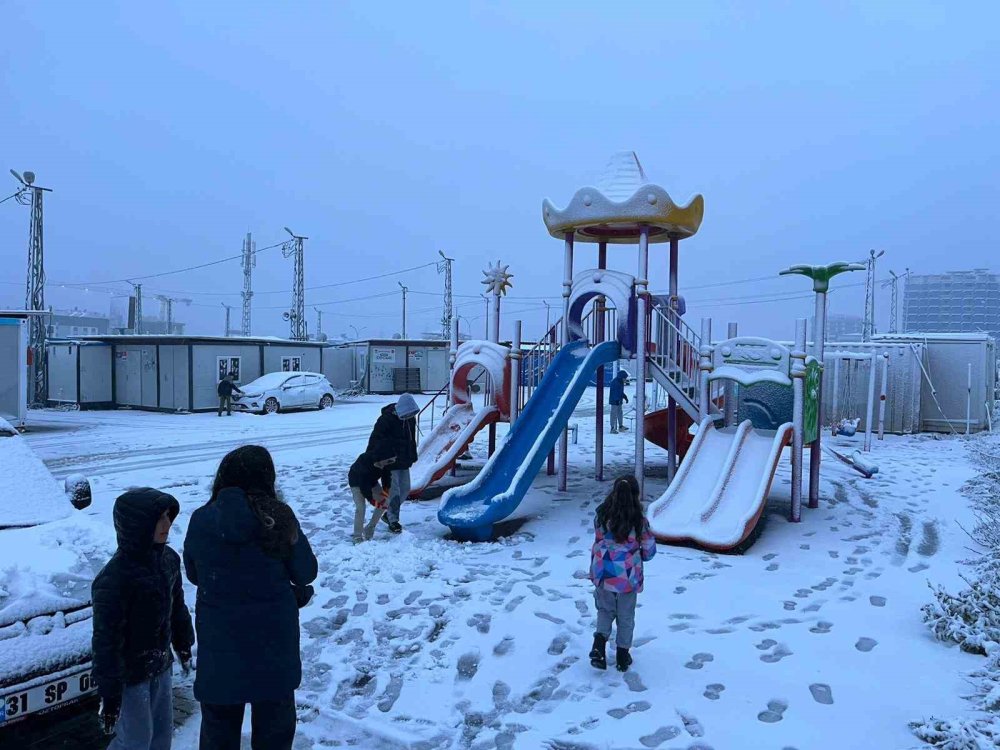 Kar yağışı Hatay’ı beyaza bürüdü! Antakya ve Defne'de okullar tatil
