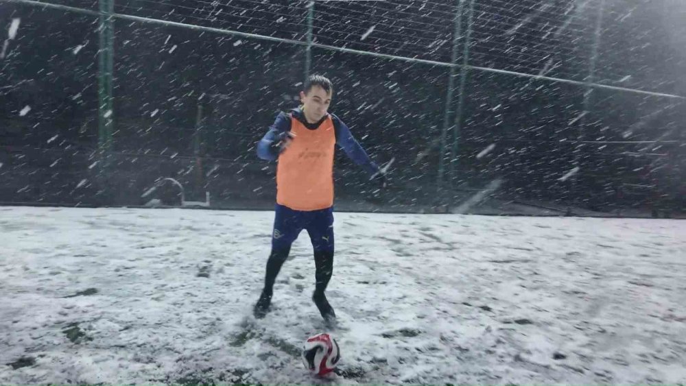 Maç aşkı mı, kar sevgisi mi? Aldırış etmeden top oynadılar