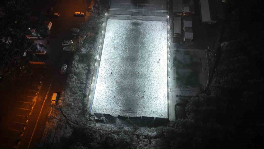 Maç aşkı mı, kar sevgisi mi? Aldırış etmeden top oynadılar