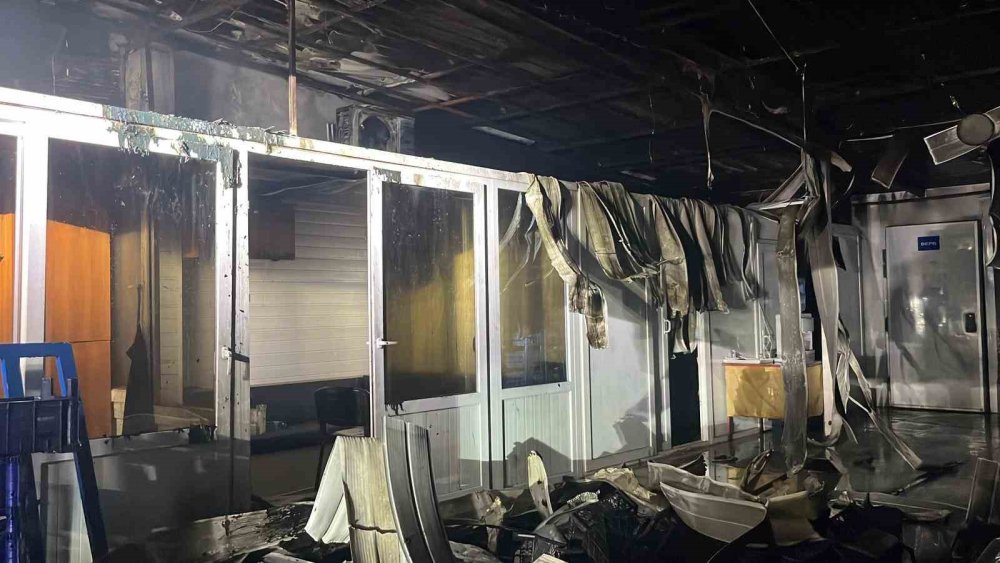 Muz sarartma tesisi, yangında simsiyah oldu