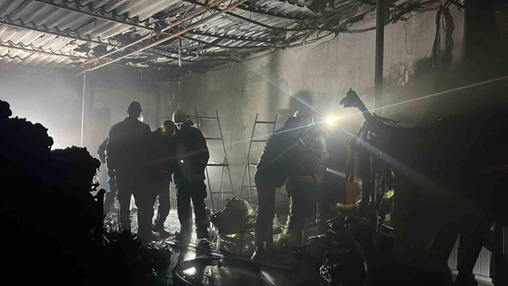 Muz sarartma tesisi, yangında simsiyah oldu