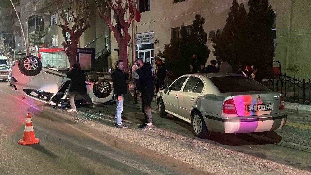 Park halindeki araçlara çarpıp ters döndü