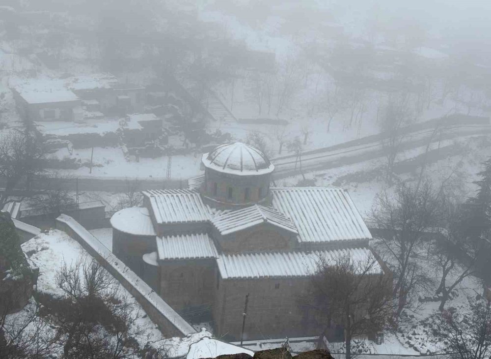 Aksaray'ın Tarihi İlçesi Beyaz Örtüyle Bambaşka Bir Görüntüye Büründü