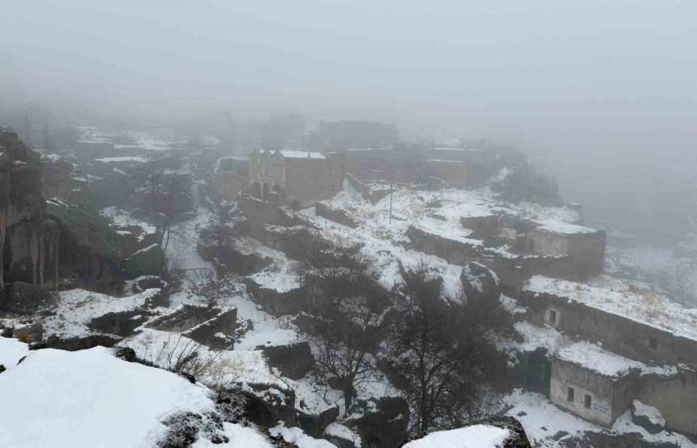 Aksaray'ın Tarihi İlçesi Beyaz Örtüyle Bambaşka Bir Görüntüye Büründü