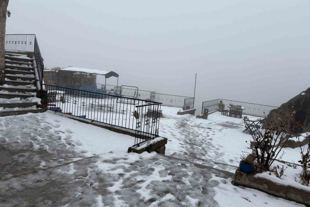 Aksaray'ın Tarihi İlçesi Beyaz Örtüyle Bambaşka Bir Görüntüye Büründü